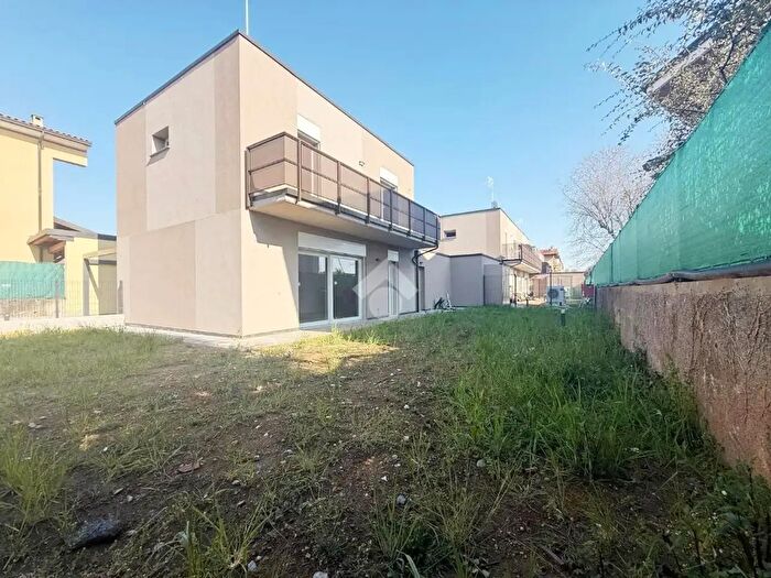 Casa quadrilocale in vendita in Via Roma, Limido Comasco