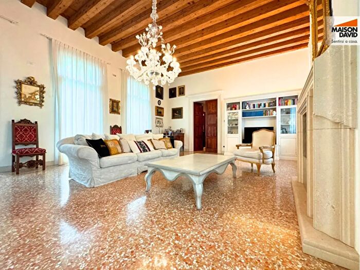 Appartamento quadrilocale in vendita in Contrà Santa Corona, Vicenza