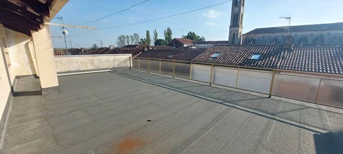 Casa con 11 locali in vendita in Via Casalone, Desana