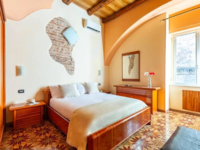 Appartamento trilocale in affitto in Via Pisanelli, Centro Storico, Napoli