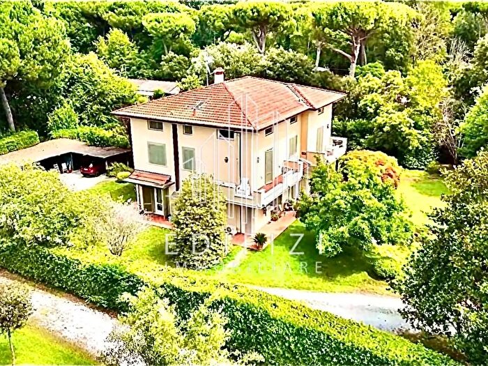 Casa con 12 locali in vendita in Massa