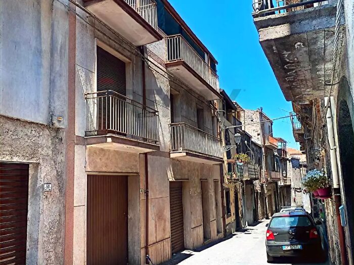 Casa con 12 locali in vendita in Via Sottotenente Fisauli, Randazzo