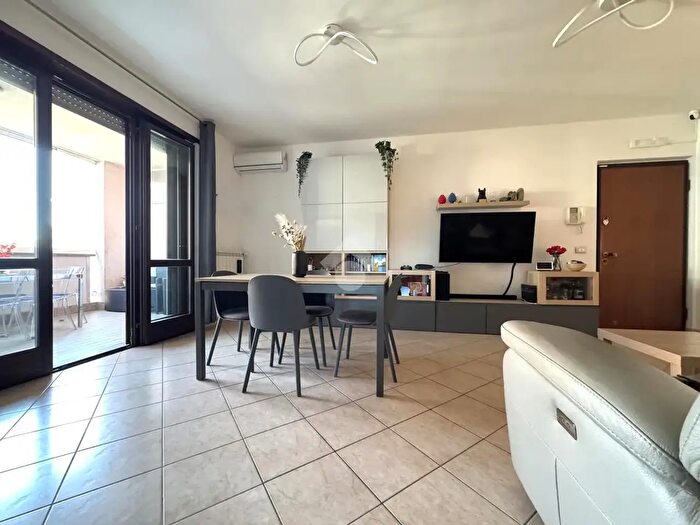 Appartamento quadrilocale in vendita in Via Raffaello, Viterbo