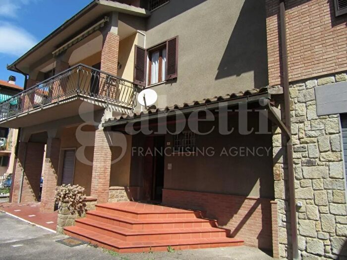 Casa con 8 locali in vendita in Roccastrada