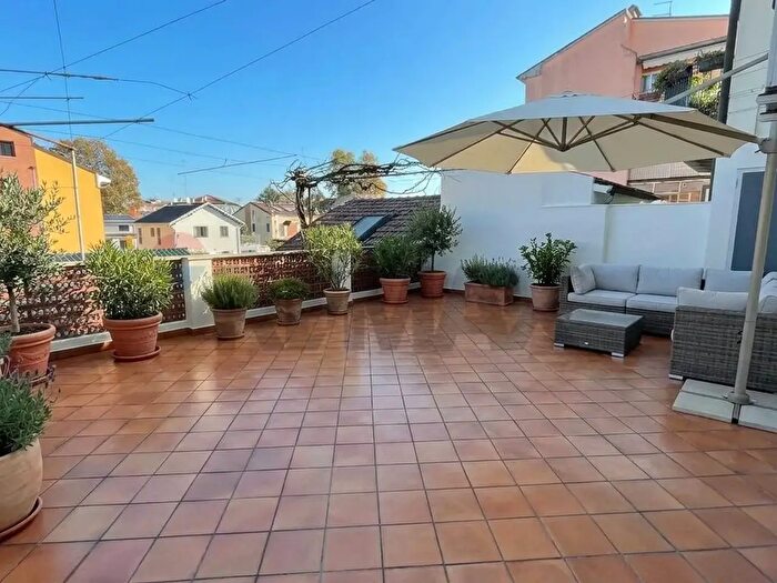 Casa con 15 locali in vendita in Via Bulgarelli, Ferrara