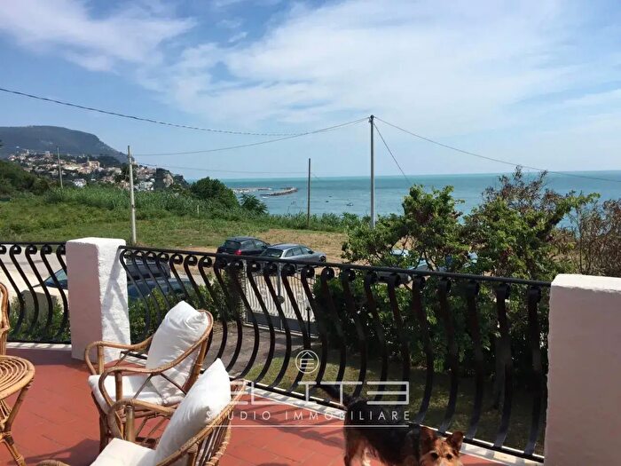 Casa con 7 locali in affitto in Viale Mare Verde, Numana