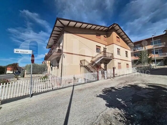 Appartamento con 7 locali in vendita in Via dei Giacinti, Gubbio