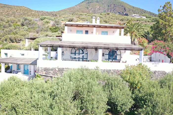 Casa quadrilocale in vendita in Via Tevere Snc, Santa Marina Salina