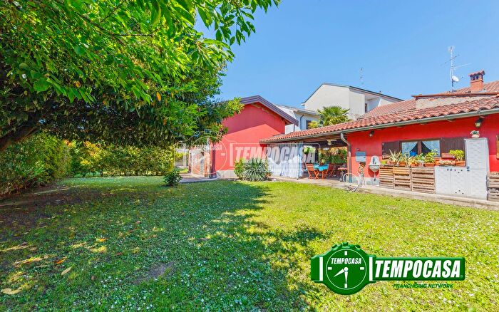 Casa quadrilocale in vendita in Via Roma, Vernate