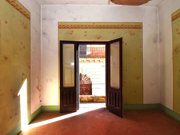 Casa con 6 locali in vendita in Via G Leuzzi, Galatone