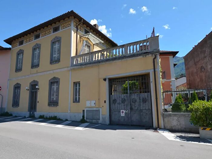 Casa con 16 locali in vendita in Via F Borromeo, Lecco
