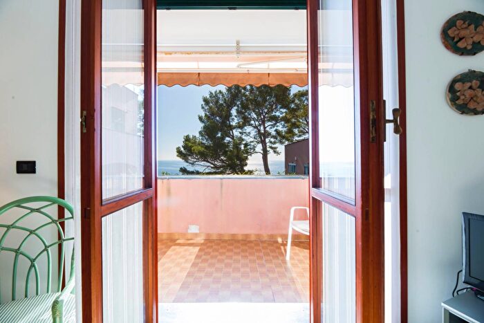 Appartamento trilocale in vendita in Via Pini dAleppo, Varazze