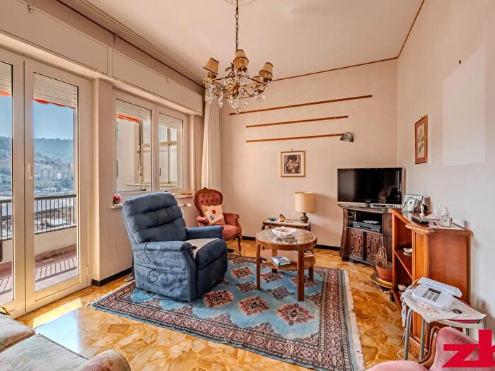 Appartamento con 5 locali in vendita in Via Piacenza, Genova