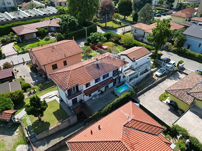 Casa con 5 locali in vendita in Via Laghetto, Albizzate