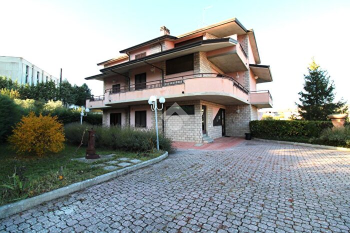 Casa con 10 locali in vendita in Via Venanzio Vigliardi, Campobasso