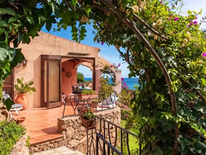 Casa con 5 locali in vendita in Via del Cardellino, Arzachena