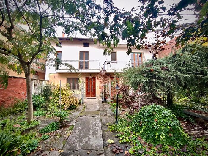 Casa con 9 locali in vendita in Via Camillo Benso di Cavour Poirino, Poirino