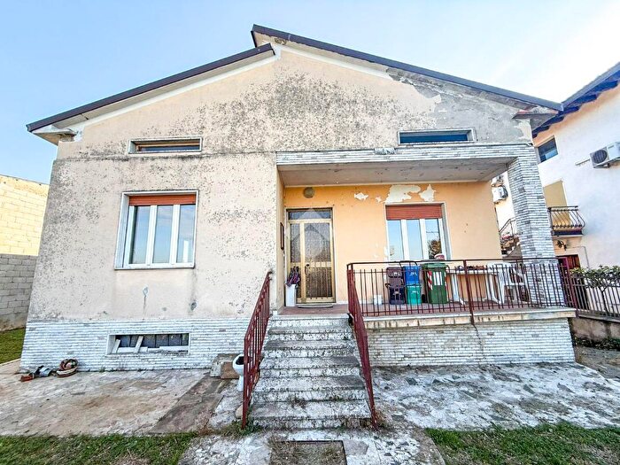 Casa quadrilocale in vendita in Via Milano, Rovato