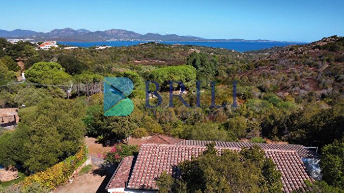 Casa con 7 locali in vendita in Olbia