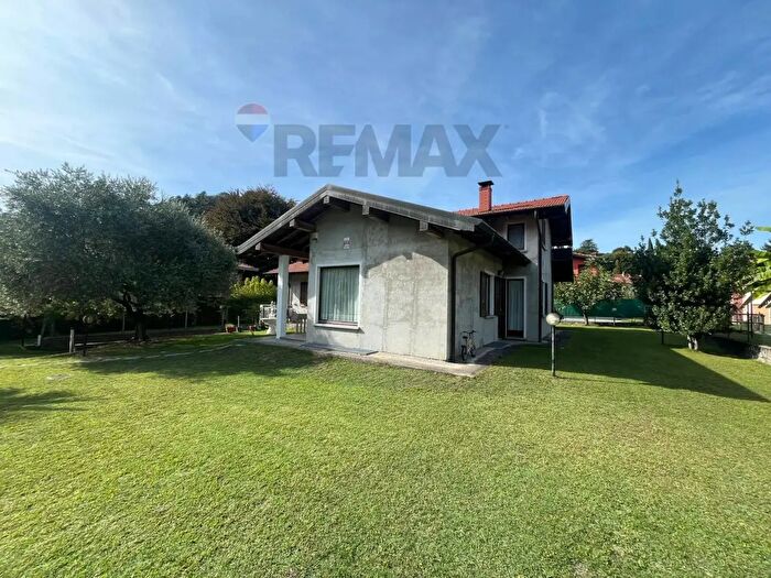 Casa con 5 locali in vendita in Via G Garibaldi, Castelveccana