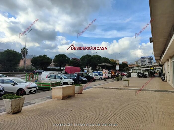 Appartamento con 6 locali in vendita in Viale della Regione Siciliana Nord Ovest Palermo Pa Italia, Palermo