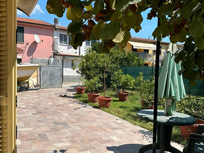 Casa trilocale in affitto in Via Nazario Sauro, Marina di Carrara, Carrara