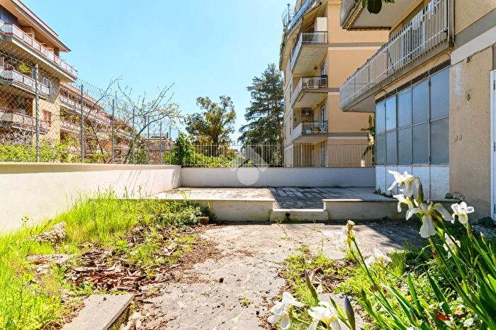 Appartamento con 5 locali in vendita in Via Camillo Serafini, Roma