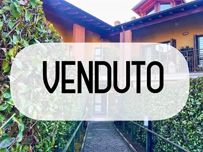 Appartamento trilocale in vendita in Via del Fontanone, Azzate