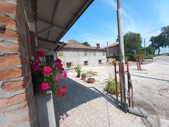 Casa con 9 locali in vendita in Via Bova, Ferrara