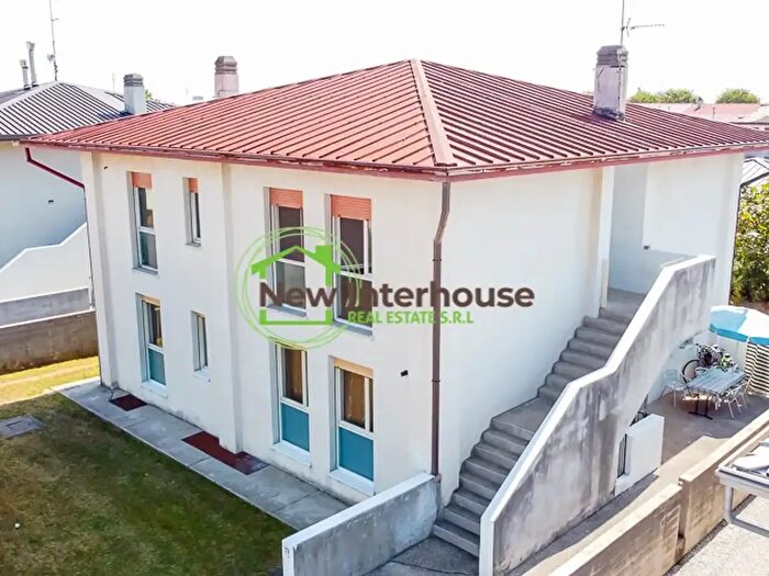 Appartamento con 16 locali in vendita in Via Valdapont, Vajont