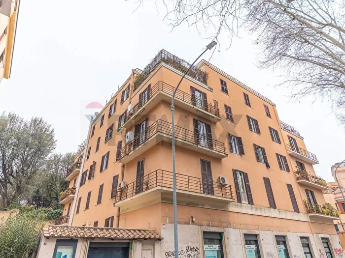 Appartamento con 5 locali in vendita in Via Cerveteri, Roma