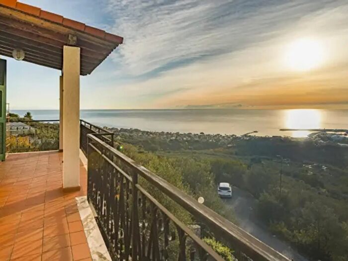 Casa con 6 locali in vendita in Via Castellari, Loano