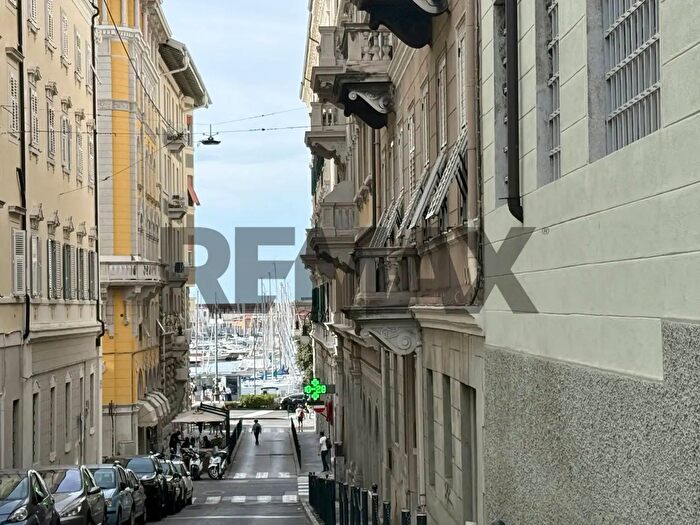 Appartamento quadrilocale in affitto in Via dell'Università, Trieste