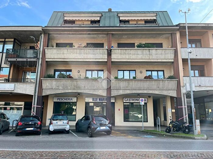 Appartamento con 7 locali in vendita in Via Piave, Azzate