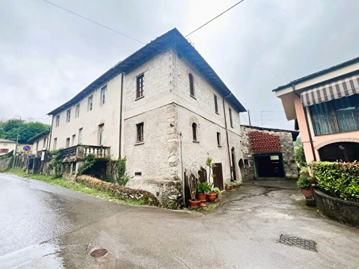 Casa con 8 locali in vendita in Borgo A Mozzano