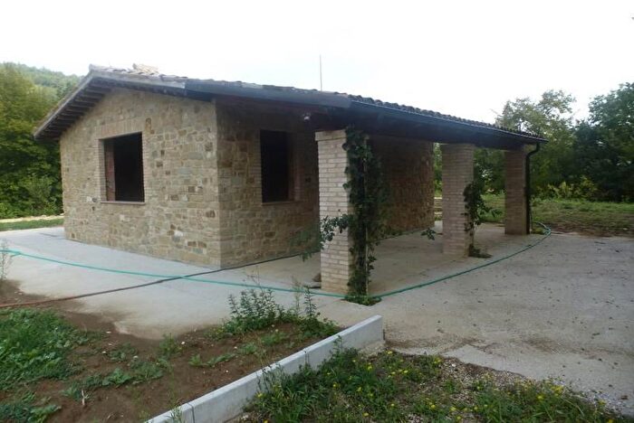 Casa con 5 locali in vendita in Serrapetrona