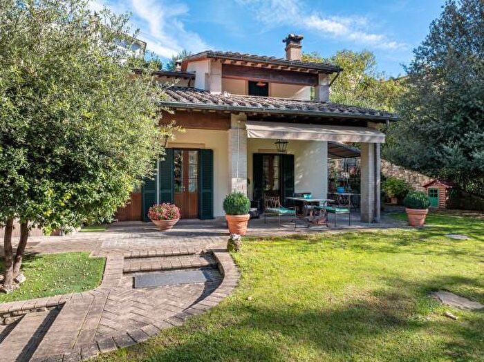 Casa con 6 locali in vendita in Via Africa, Nocera Umbra