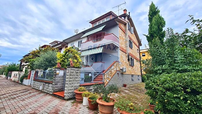 Casa con 6 locali in vendita in Via Walter Tobagi, Capraia E Limite