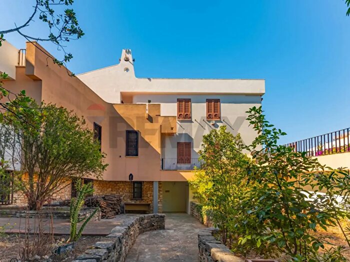 Casa con 12 locali in vendita in Via Taranto, Bari