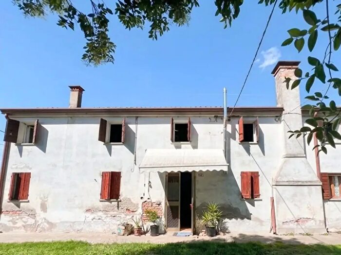 Casa quadrilocale in vendita in Via Adige Superiore, Sant'Urbano