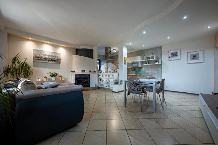 Casa con 6 locali in vendita in Frazione San Giovanni Perucca, Trinita