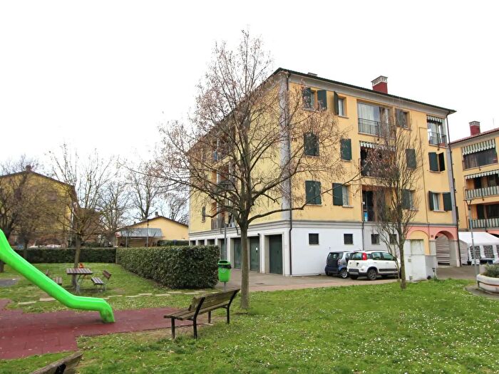 Appartamento con 6 locali in vendita in Piazza Lorenzo d Auria, Valsamoggia