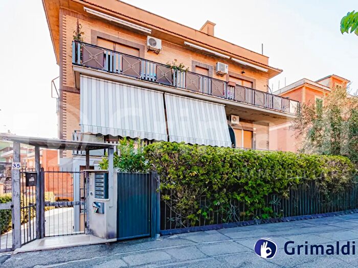 Appartamento trilocale in vendita in Via Angelo Rocca, Roma