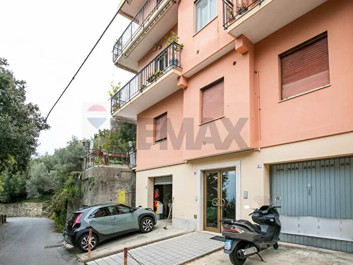 Appartamento con 7 locali in vendita in Via Alberico Lanfranco, Genova