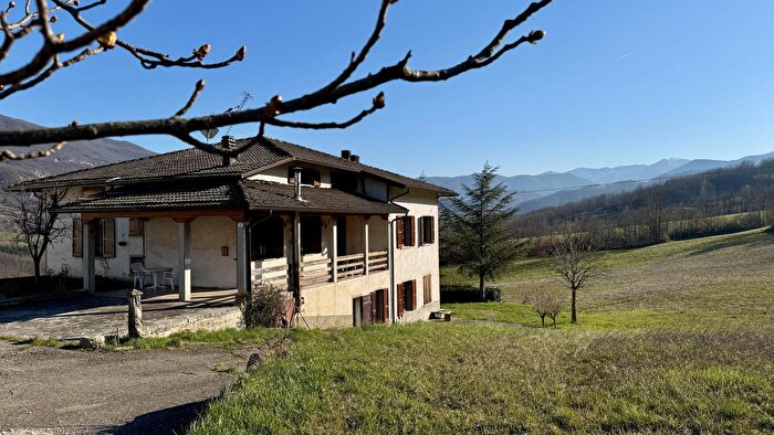 Casa con 10 locali in vendita in Via Campolungo, Villa Minozzo