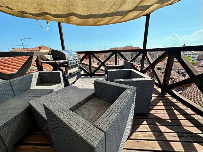 Appartamento trilocale in affitto in Campo Santo Stefano, San Marco, Venezia