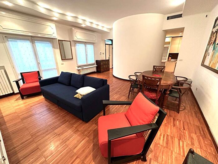 Appartamento trilocale in affitto in Alzaia Naviglio Grande, Navigli Darsena, Milano