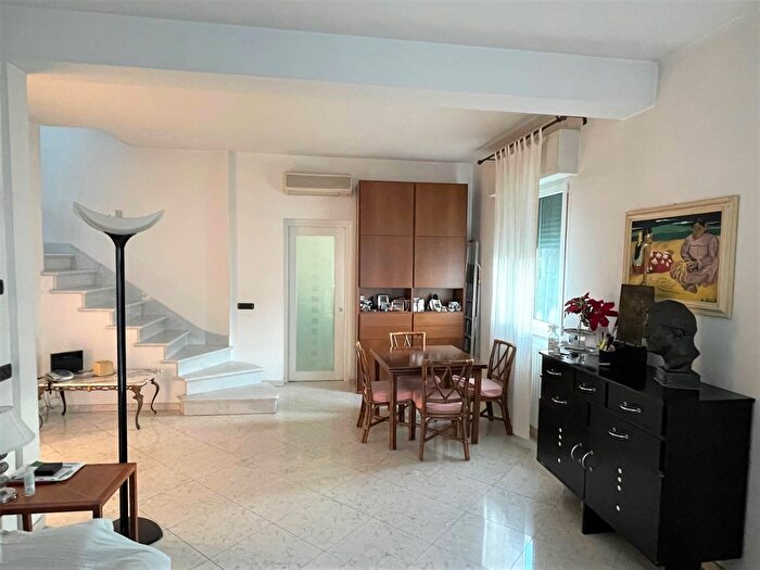 Casa con 6 locali in vendita in Viareggio