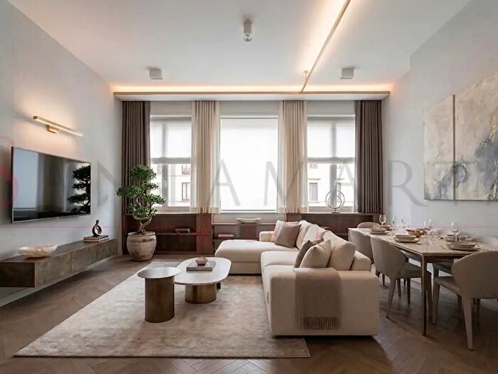 Appartamento trilocale in vendita in Via Vittor Pisani, Milano