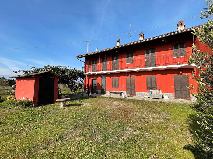 Casa con 8 locali in vendita in Via Don Martini, Piscina